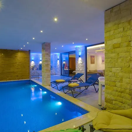 Willa Tarz Isolated Heated Pool Honeymoon