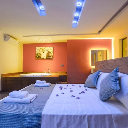 Tarz Isolated Heated Pool Honeymoon Vila